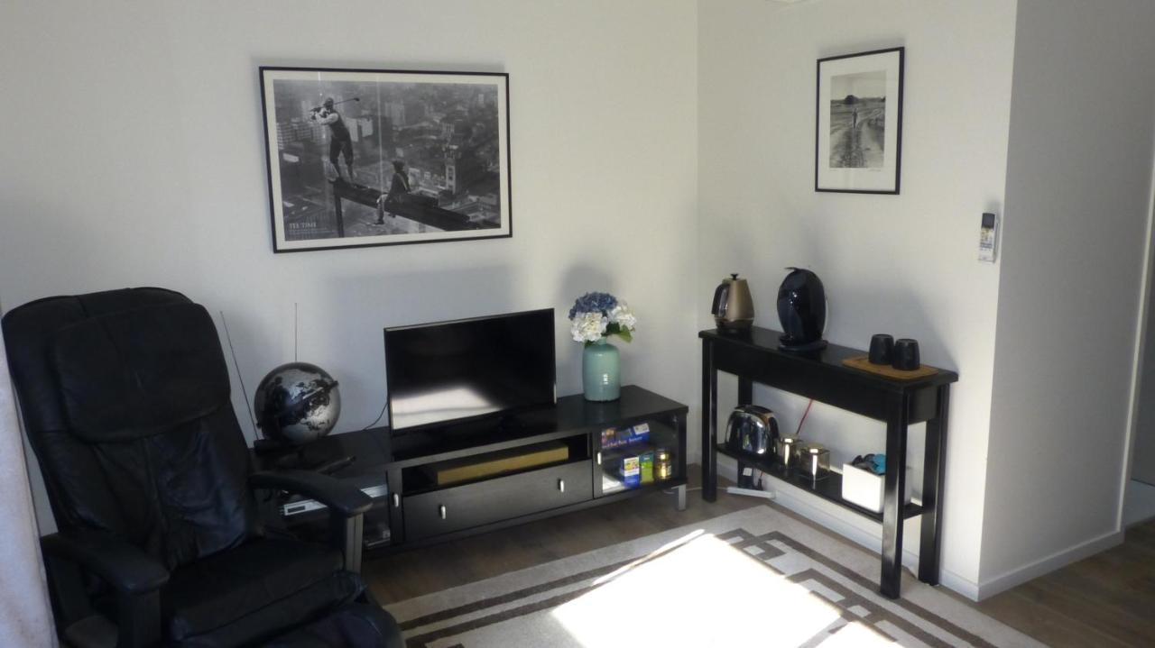 Modern Self Contained Apartment In Riverhead Экстерьер фото